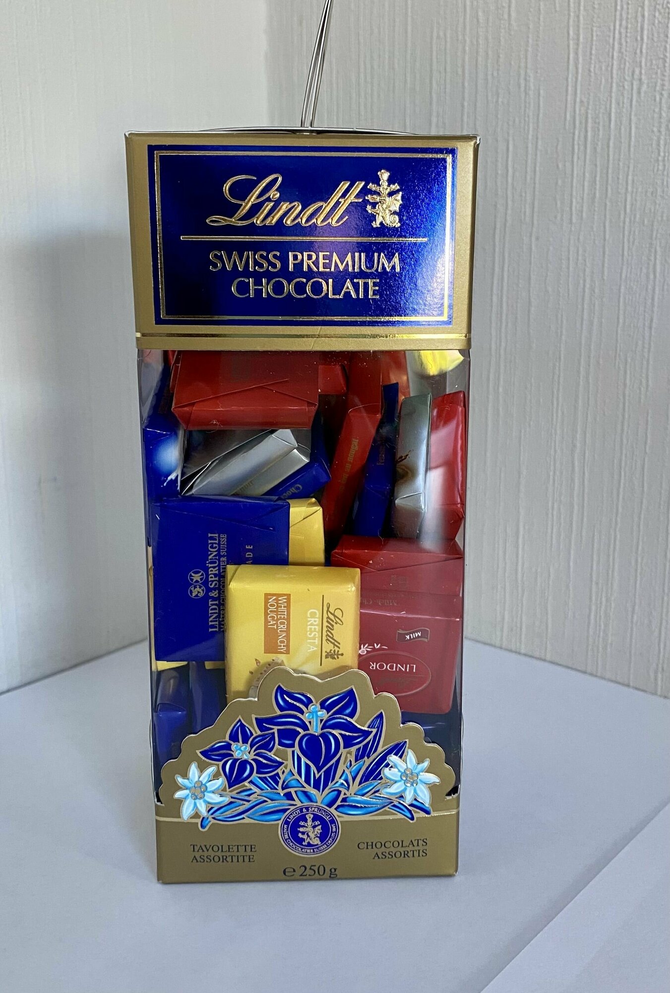 Шоколад ассорти LINDT Swiss premium chocolate Napolitains Carrier Box 250 г (из Финляндии) - фотография № 3