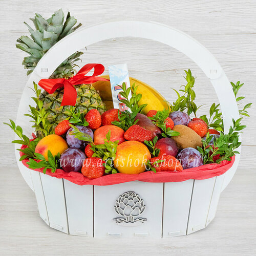 Подарочная корзина с ананасом, сливами, клубникой, киви и шоколадом Toblerone артишок №781