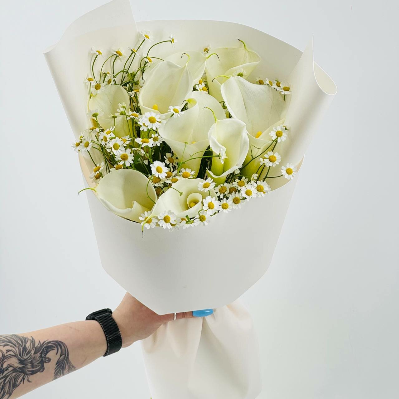 Букет белые каллы и танацетум матрикария. Каллы и полевые ромашки в дизайнерской упаковке