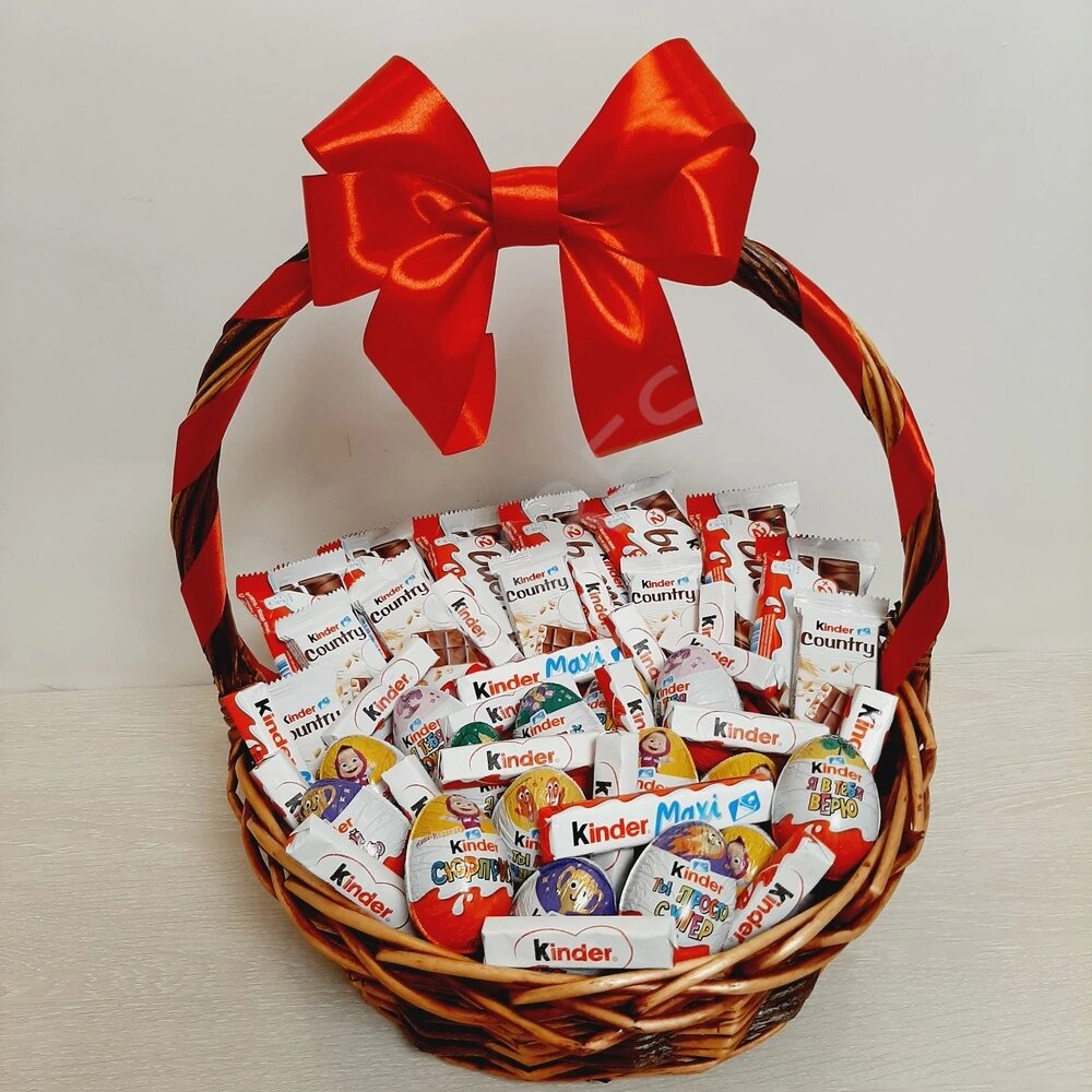 Подарочная корзина LAKRES "Коллекция" с киндер сюрпризами и шоколадом