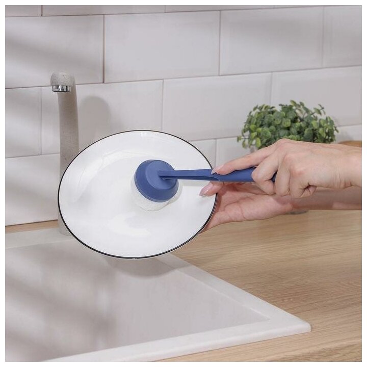 Щётка для посуды с силиконовым подвесом, дополнительная насадка в комплекте, 5х5х25 см, цвет микс - фотография № 2