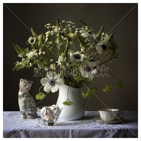 Постер на холсте Натюрморт с изысканным букетом белых анемон и полевых цветов в белом кувшине на столе - с фарфоровой кошкой, кофейной чашечкой и вазочкой с пирожными 40см. x 40см.