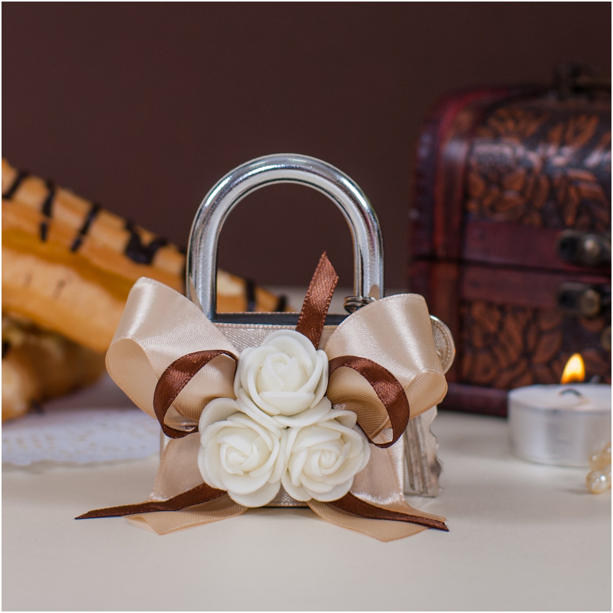 Свадебный замочек любви и верности "Карамель" с бантом из кремовых и коричневых атласных лент и латексными розами молочного цвета