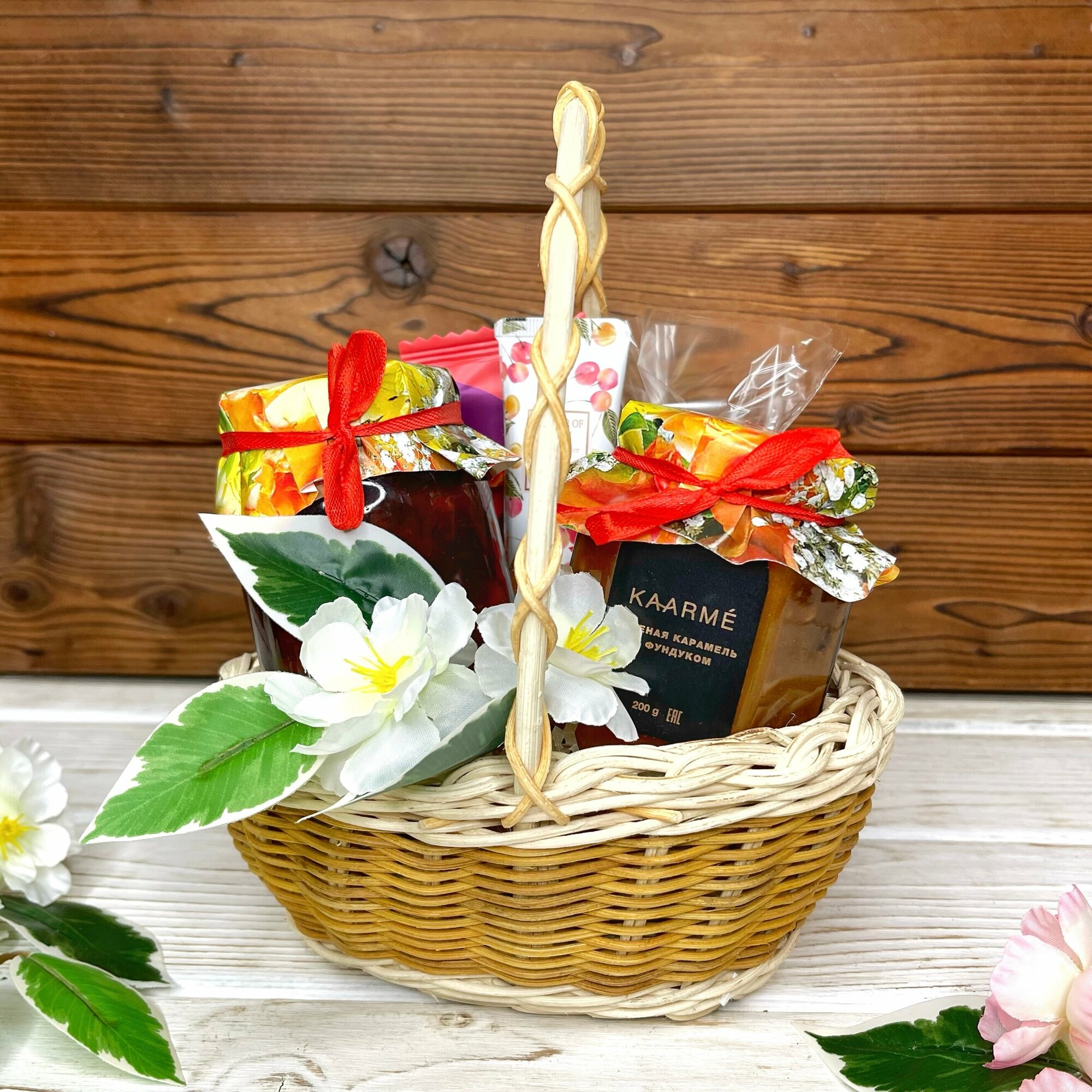 Подарочная корзина "Сад удовольствий" и « розовые цветы»
