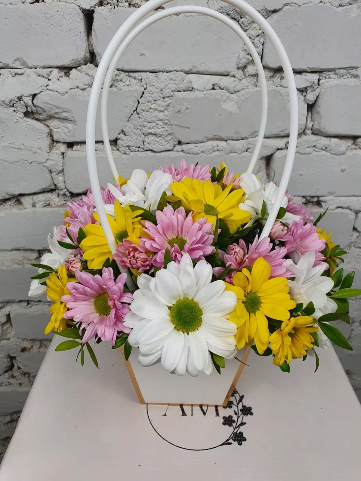 Композиция Кустовая хризантема микс в декоративном пакете