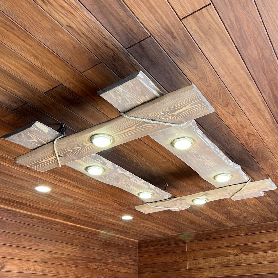 фото Люстра деревянная потолочная "Дубрава Lux", подвесная в стиле лофт, размер 1500*200 мм, на металлических цепях, 5 светильников с цоколем GX53