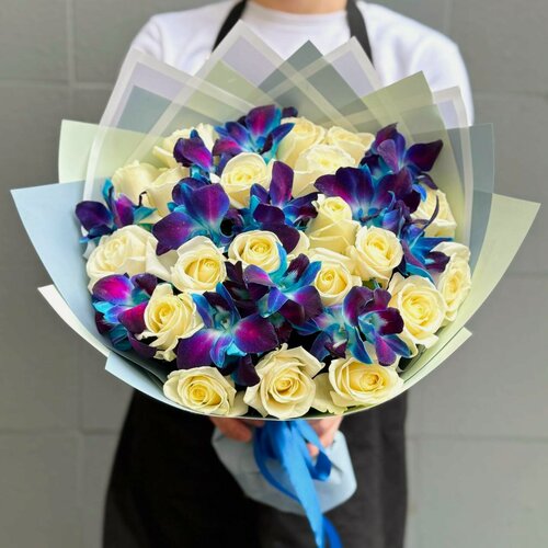 Изображение товара Букет Rybe-Flowers, космическая орхидея и белые розы, M, 45 цветков, высота 45см