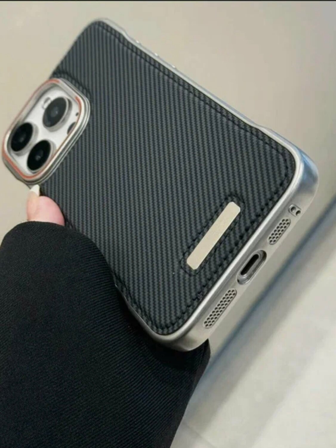 Оригинальный чехол Натуралний Кожа для iphone 16 Pro чёрний цвета и серебристого цвета