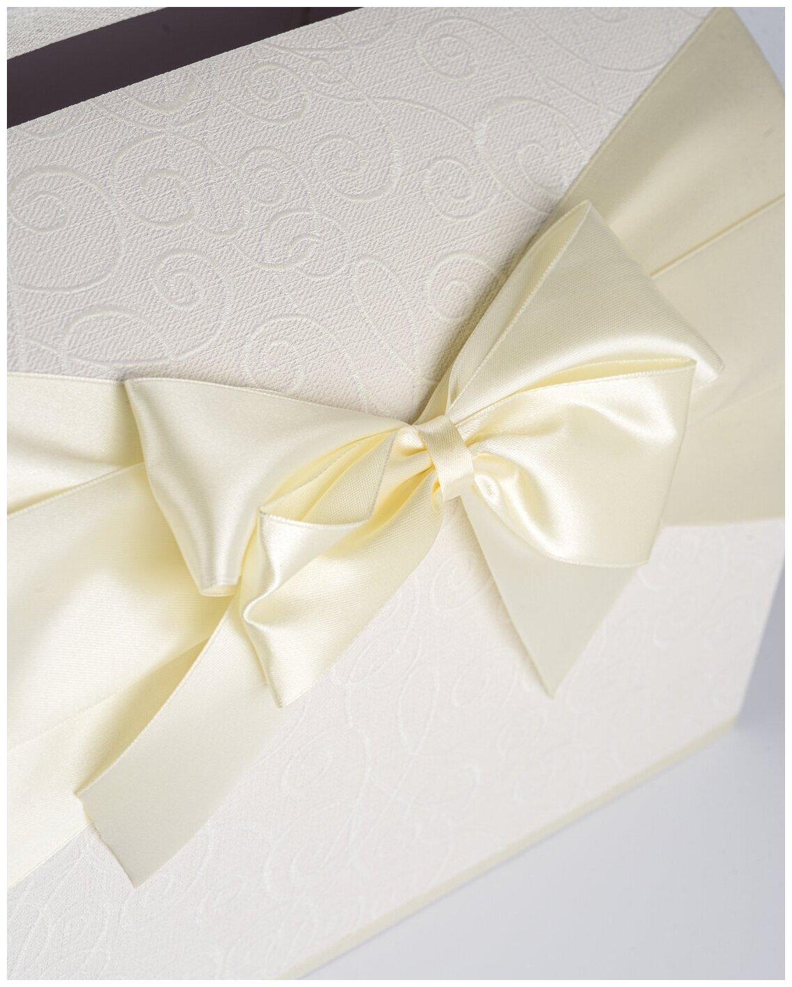 Семейная казна на свадьбу - сундучок для денежных подарков и открыток молодоженов с атласным бантом айвори и фактурными узорами молочного цвета