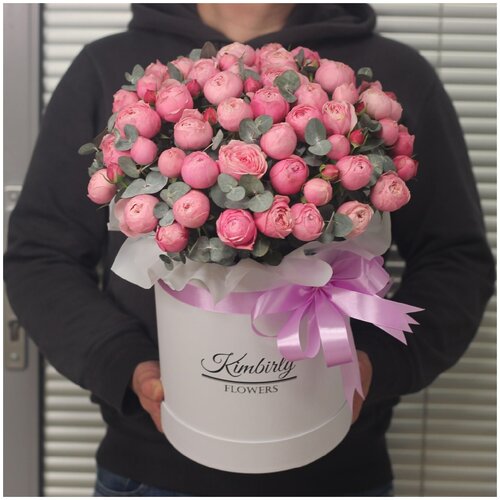 Пионовидные кустовые розы Сильва пинк с эвкалиптом в шляпной коробке. Букет 181 Kimbirly Flowers