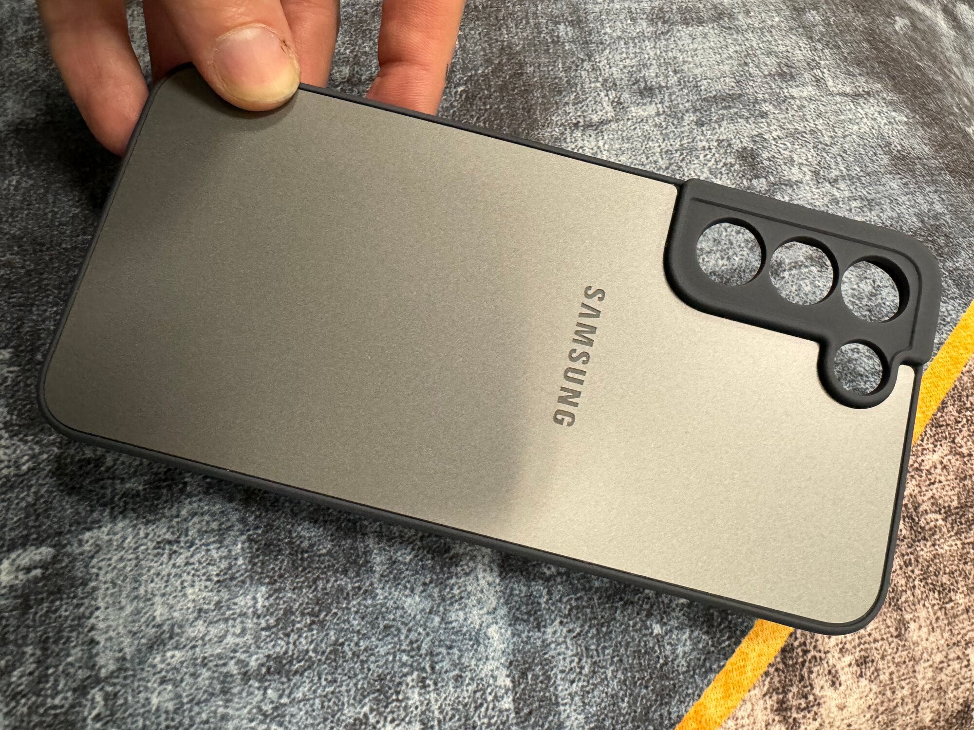 Чехол панель накладка бампер MyPads Log на Samsung Galaxy S22 (SM-S901B) пластиковая крышка c защитой камеры и логотипом матовый серый MyPads — фото 1