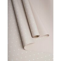 Пленка упаковочная матовая 60мкм 58см х 10м горошек белый на капучино. Матовая плёнка - популярная упаковка  ...