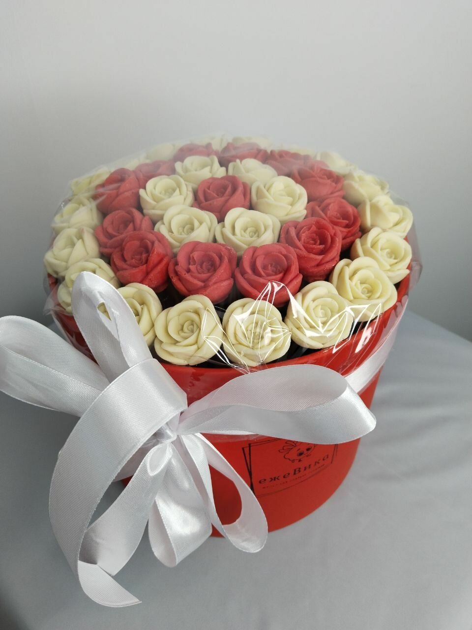 Букет из 37 шоколадных роз в шляпной коробке . Белые красные на день рождения ,8 марта 1 сентября юбилей жене день влюбленных