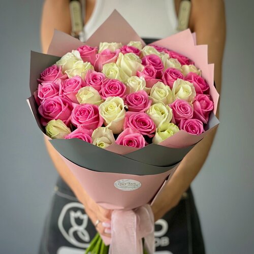 Изображение товара Букет из 51 белой и розовой розы 60 см в стильной упаковке. «365 Поводов» - живые цветы с доставкой