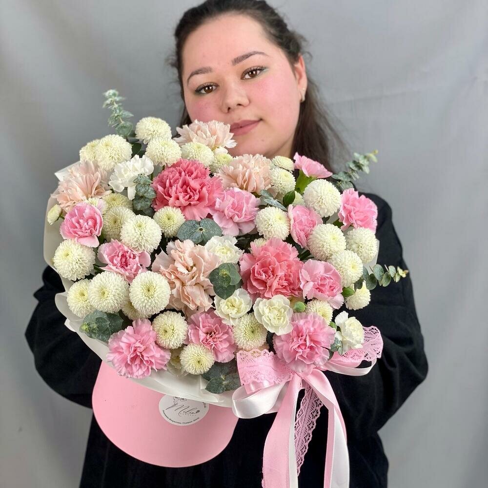 Цветы в коробке из хризантем микс диантусов ароматного эвкалипта . Композиция 105 Milin bouquet