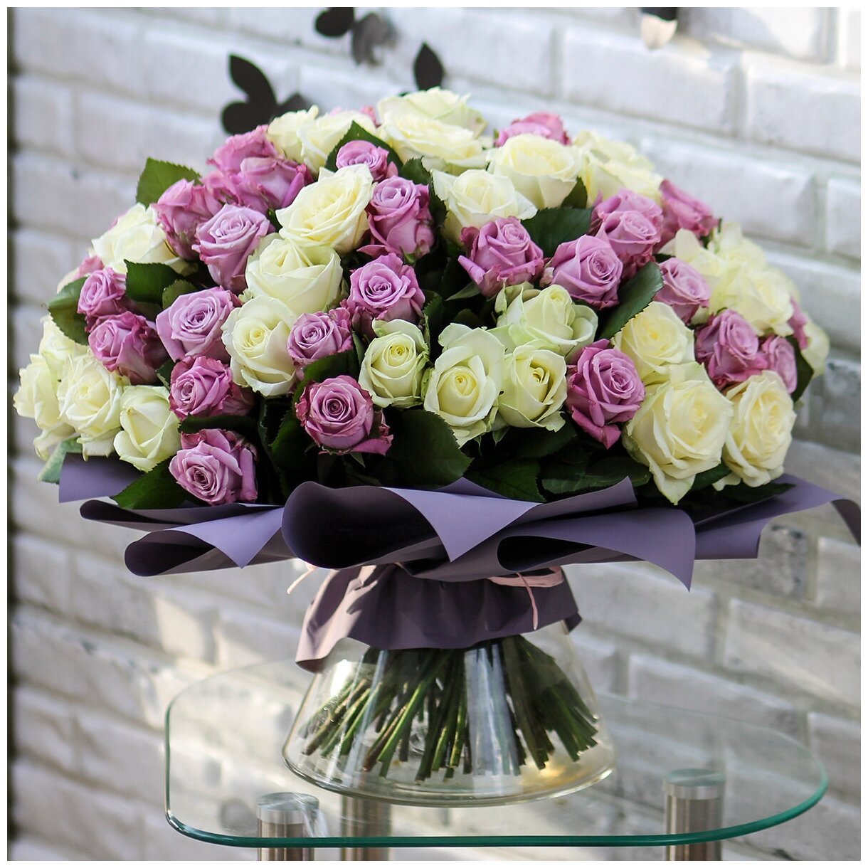 Цветы живые букет из 101 белой и фиолетовой розы в дизайнерской упаковке с атласной лентой