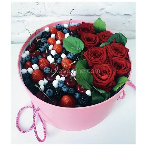Коробка с ягодами и цветами