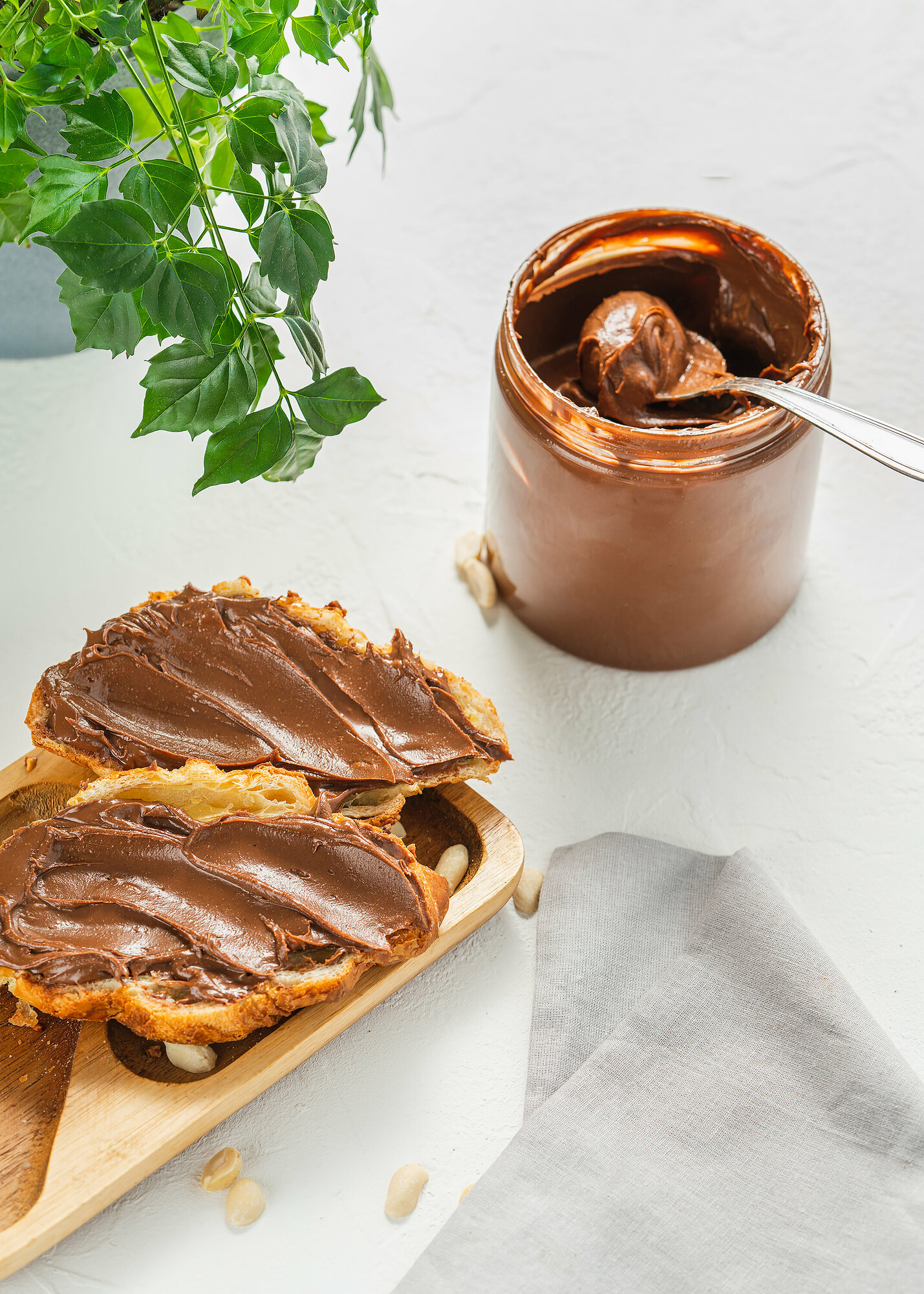 Шоколадная паста без сахара с молочным шоколадом и кусочками миндаля 500 г - фотография № 3