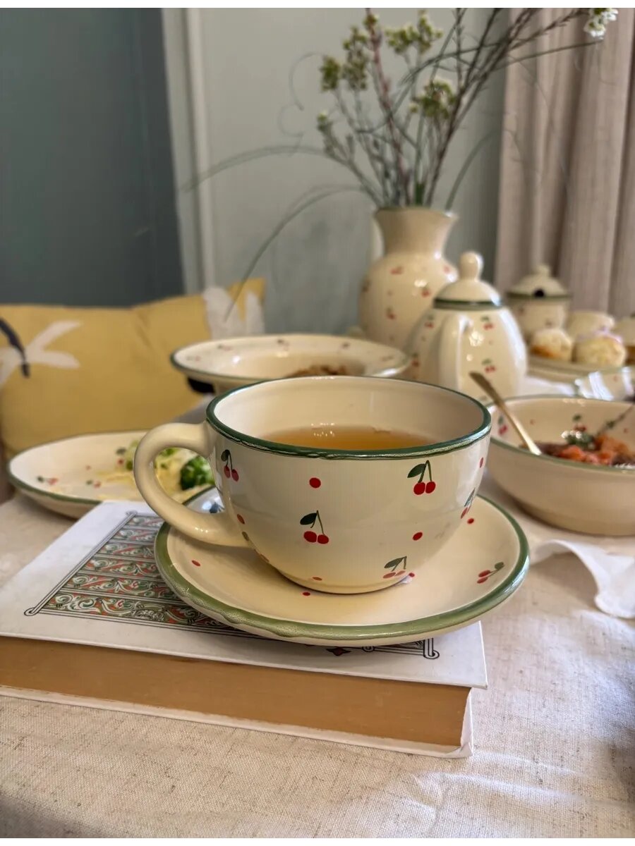 Тарелка и чашка с вишнями