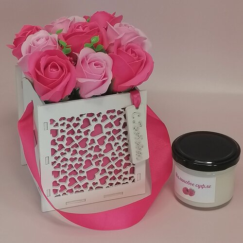 Подарочный набор из мыльных роз и ароматизированной свечи