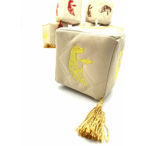 Подвеска Кубик на присоске в салон авто на стекло. Логотип KAMAZ (Камаз), Бежевый с желтой вышивкой 9 см на 9 см - 1шт