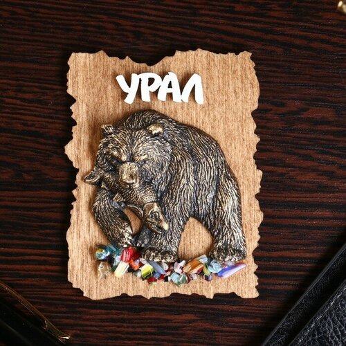 Магнит Медведь с рыбой новый дерево гипс 7х9 см 511₽