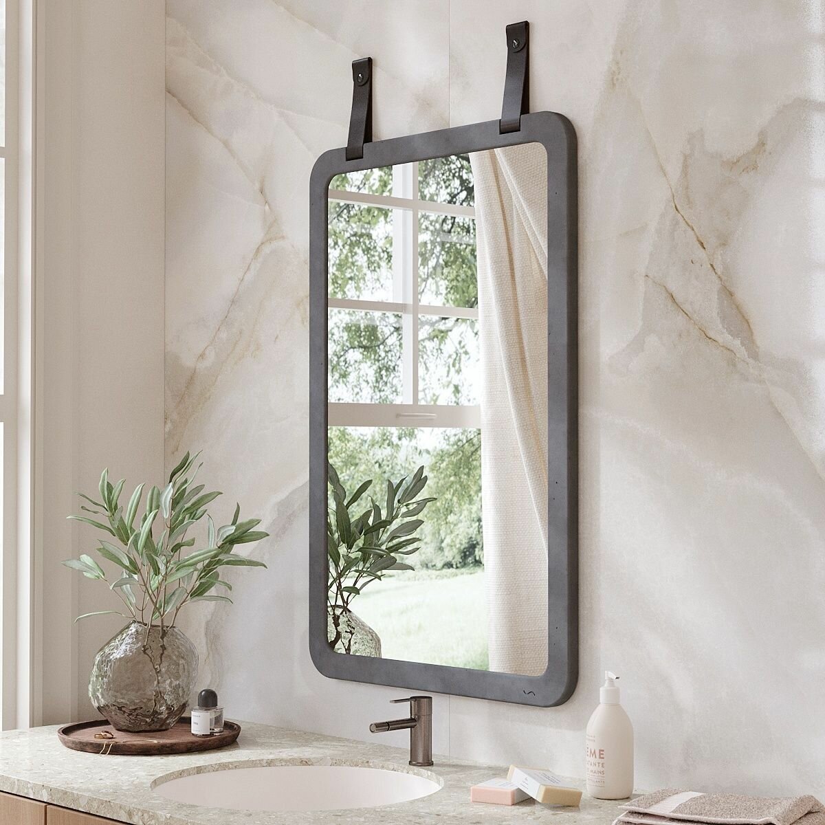 Зеркало для ванной Aura Long L настенное прямоугольное, на кожаных ремнях 60x90 см, бетон, графитовое матовое - фотография № 2
