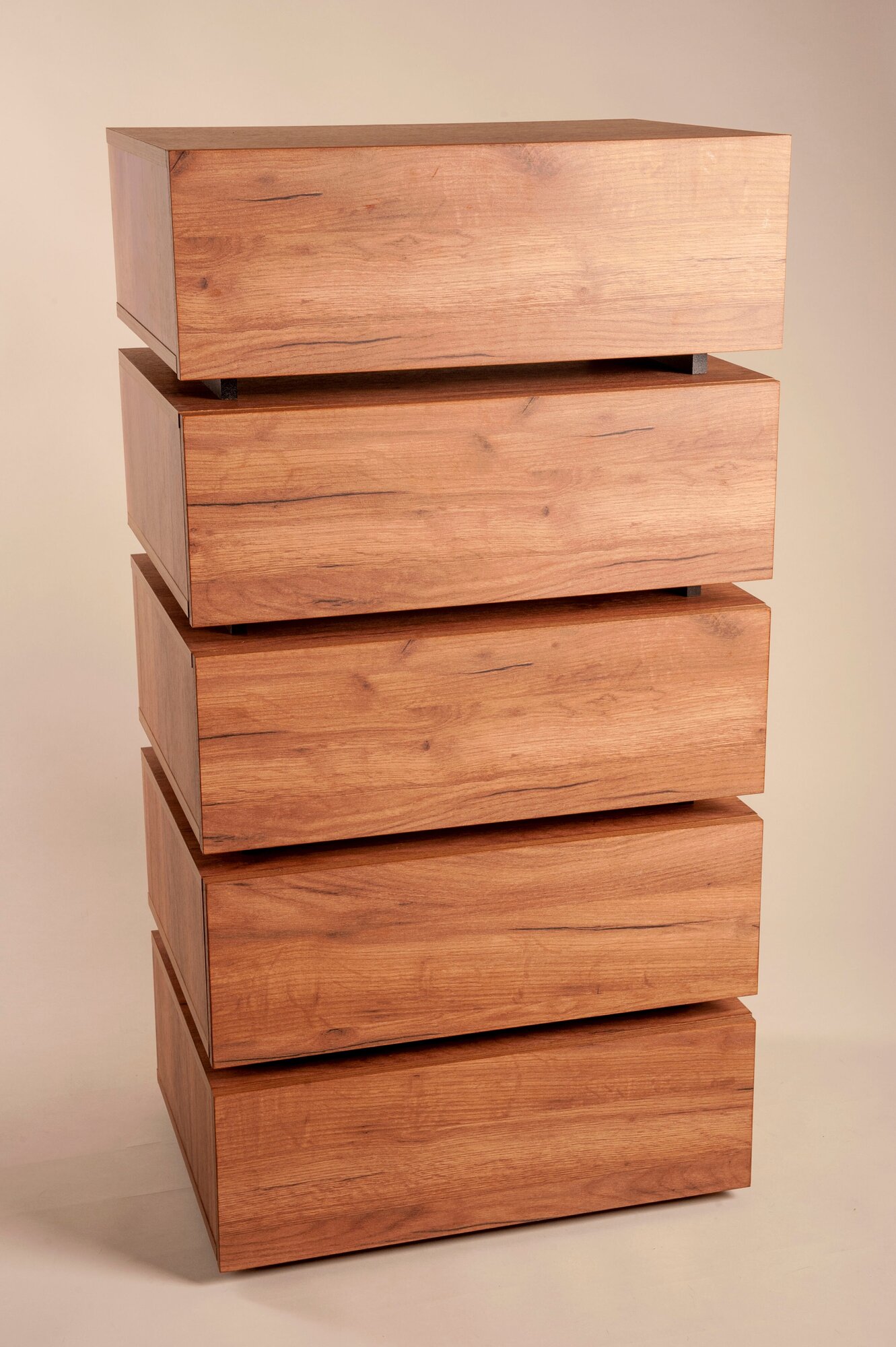 Высокий комод для вещей деревянный с 5 выдвижными ящиками в гостиную Hesby Chest 8 лофт дуб табачный - фотография № 15