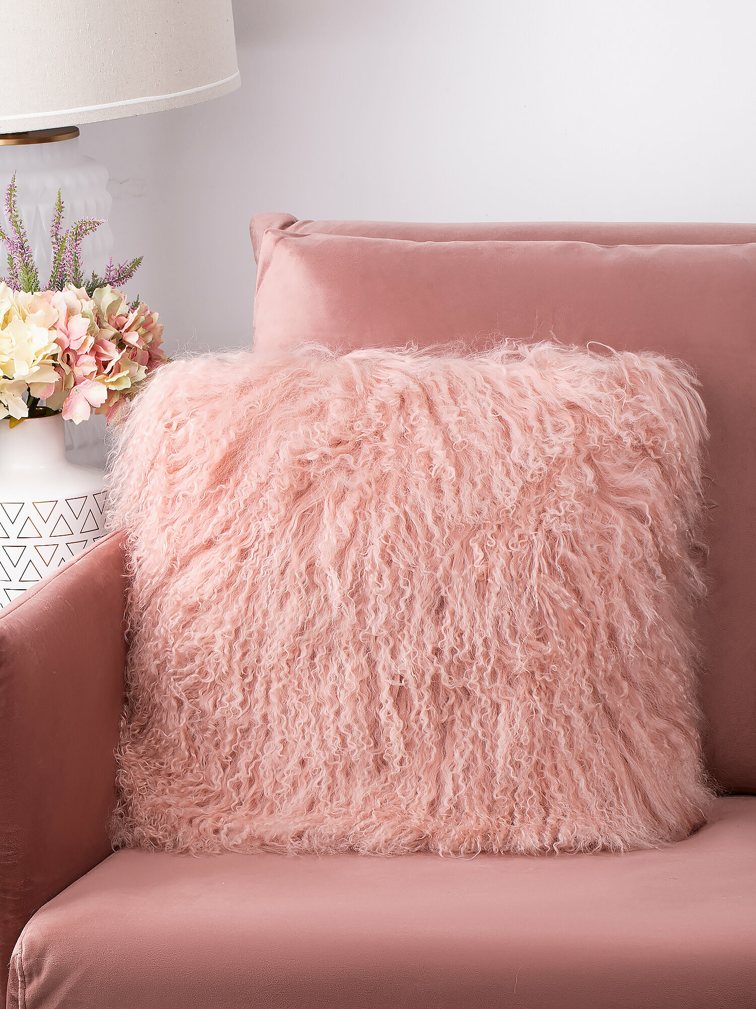 T43103 Подушка из меха ягненка, наполнитель - перо 41x41x10см, Glasar