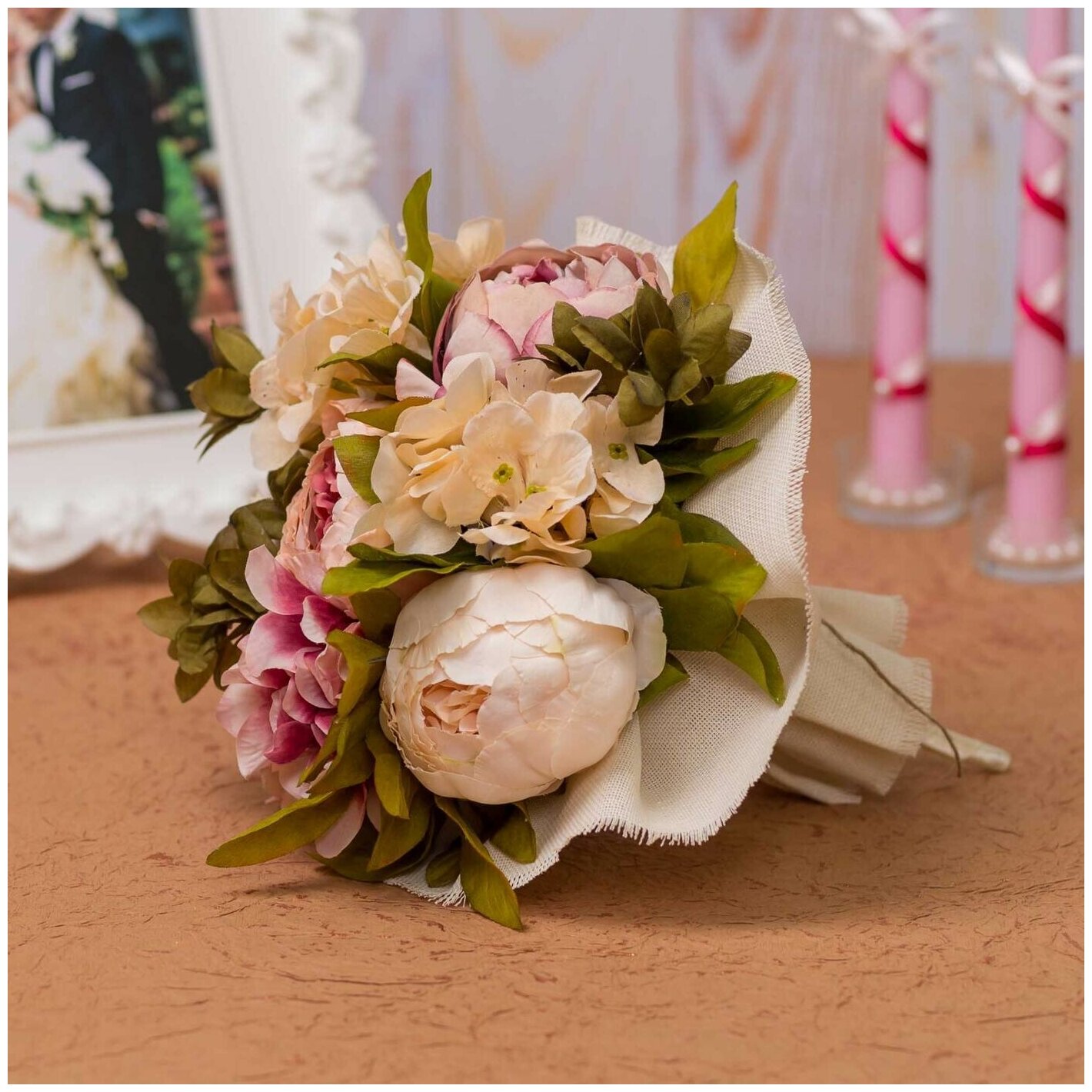 Свадебный запасной букет для новобрачной и подружек невесты "Нежные пионы" с текстильными бутонами в розовых и кремовых тонах с декором из мешковины и бечевки
