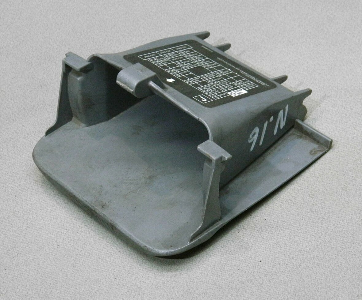 Вещевой отсек (крышка предохранителей) Nissan Alme купить в Калуге NISSAN 24313B