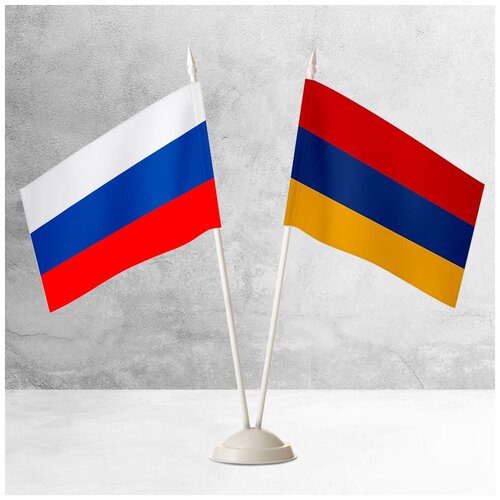 Настольные флаги России и Армении на пластиковой белой подставке