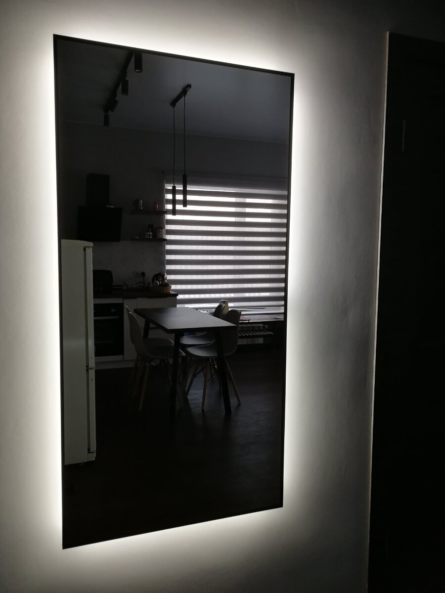 Зеркало с подсветкой 140х70 см настенное в раме интерьерное в прихожую / гостинную GLASSBERRY. Цвет рамы - Черный. - фотография № 1