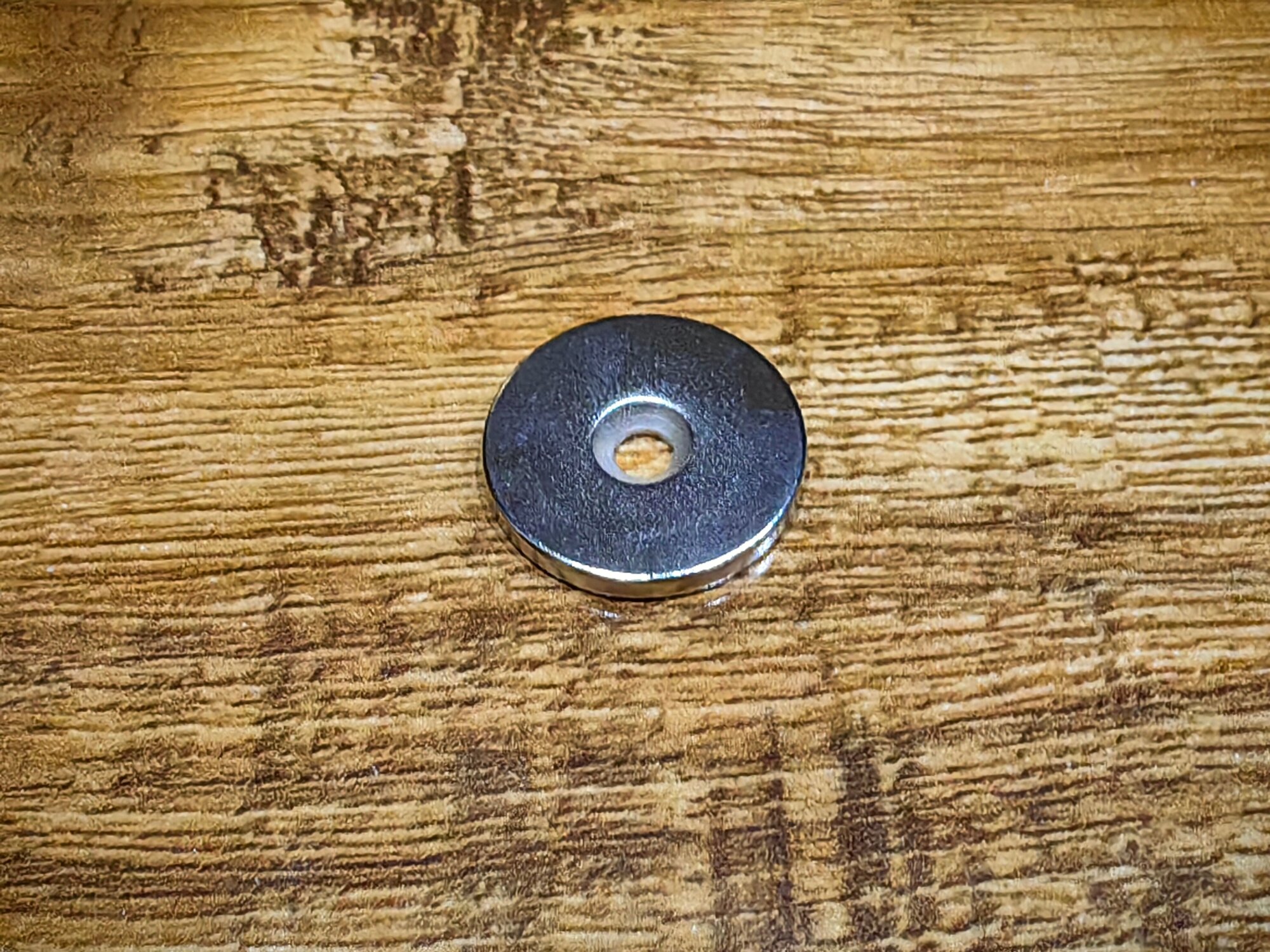 Неодимовый магнит 25х3 мм с зенковкой (1 шт) - фотография № 3