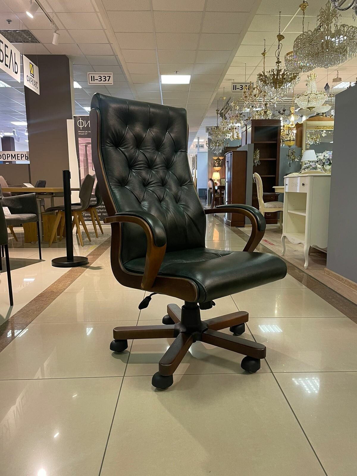 фото Кресло руководителя Ботичелли кожа 2005/дерево круглые локти с мягкими накладками