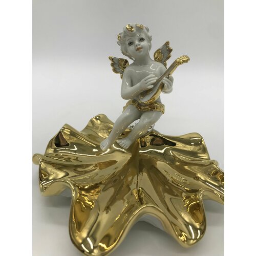 Статуэтка фарфоровая Амур с мандалиной на раковине 15 см