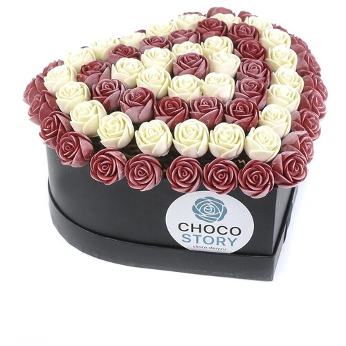 Сердце из 101 шоколадной розы в Черной шляпной открытой коробке - Белый и Красный Бельгийский шоколад, Узор - chocolate heart, 1212 гр. S101-CH-BK-S