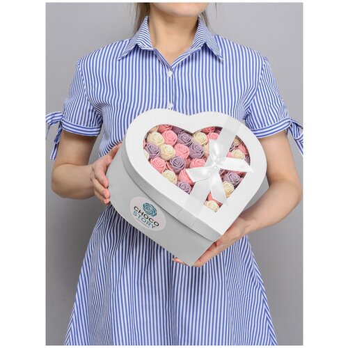 фото Подарочный набор конфет - 51 роза в форме сердца (белая закрытая шляпная коробка) choco story, белый, розовый и фиолетовый бельгийский шоколад, zs51-b-brf