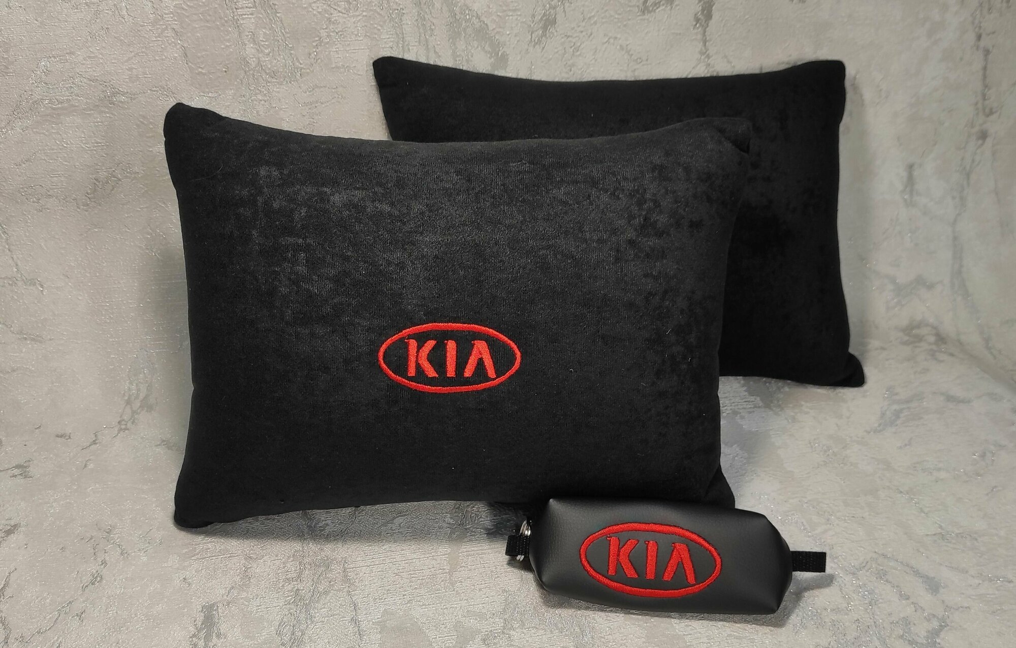 Подарочный набор: декоративная подушка в салон автомобиля из велюра и ключница с логотипом KIA, комплект 3 предмета