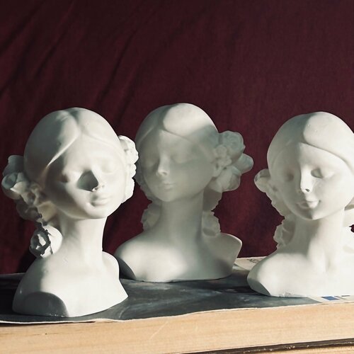 Декоративная гипсовая статуэтка девушка с цветами в волосах