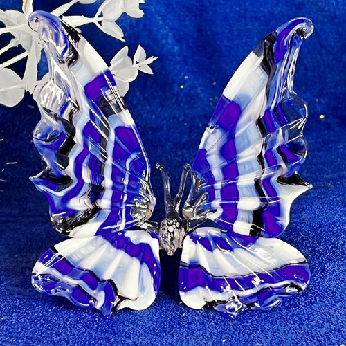 Бабочка из цветного стекла с бело-синими крылышками