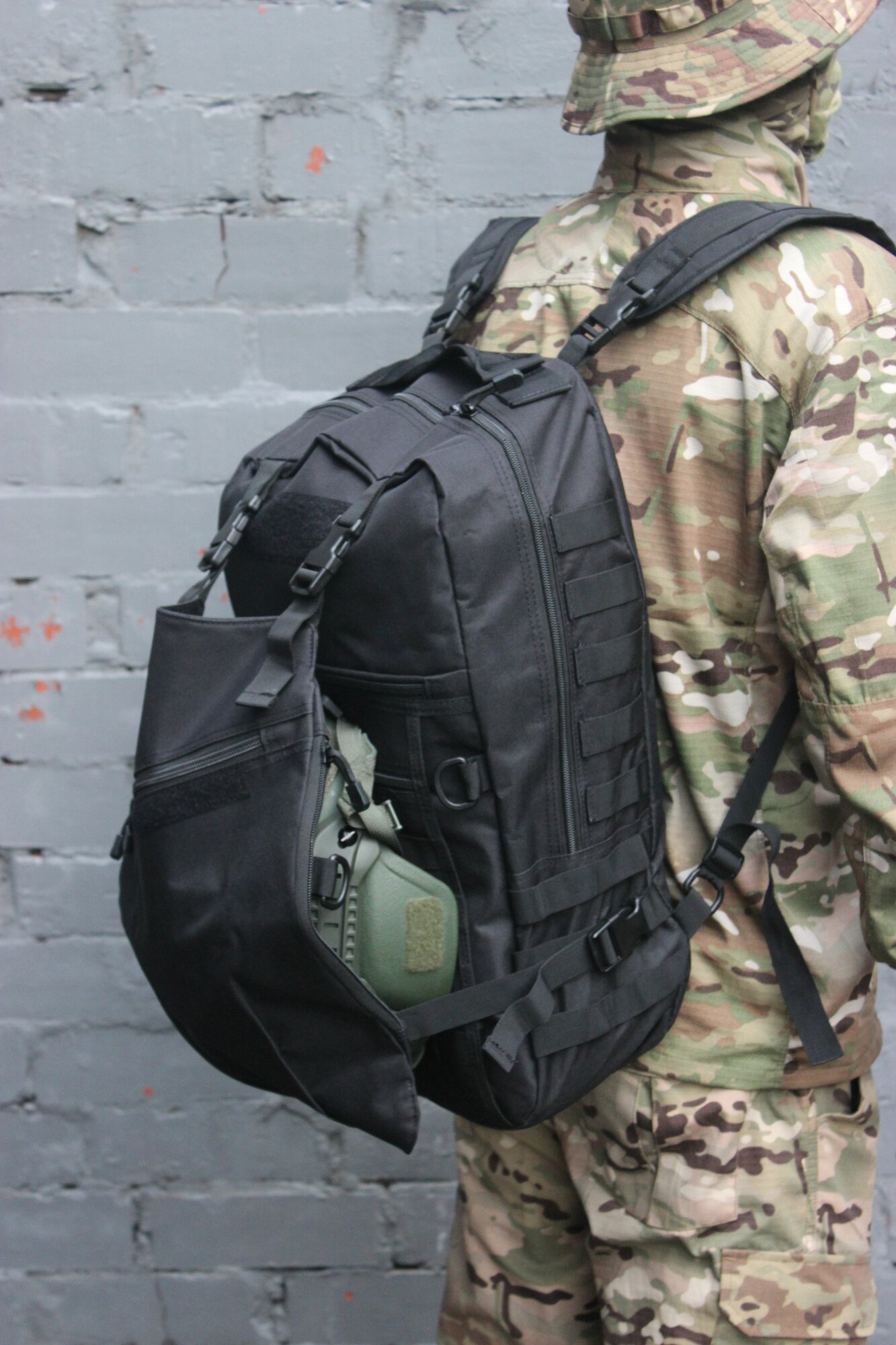 Рюкзак с отделением для шлема черный