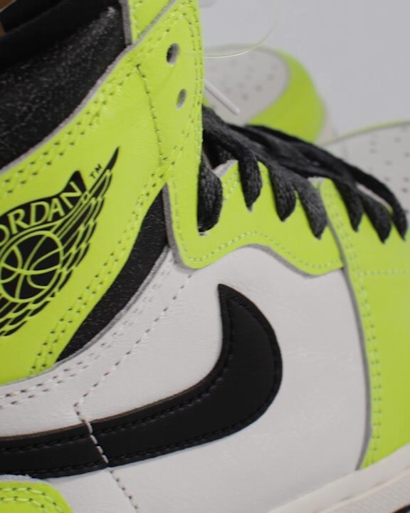 Кроссовки NIKE Air Jordan 1 Retro High, размер 9.5 US (42 RU), желтый, черный, белый — фото 1
