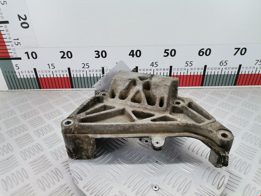 Кронштейн (крепление лапа) двигателя Hyundai Matrix арт. 1937021