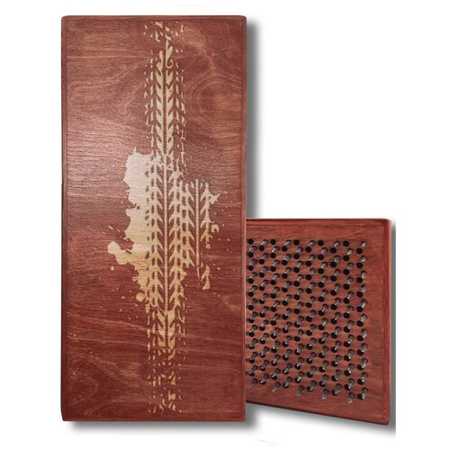 фото Доска садху красная след покрышек - 281, размер 31x14, шаг гвоздей 10 мм чакра