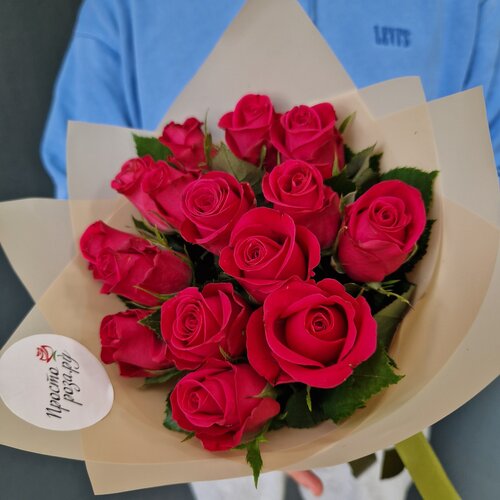 Розы Кения 19 шт красные в кремовой упаковке 37 см (на фото 15 шт)арт.12641