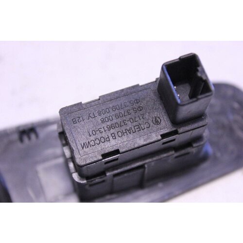 Кнопка стеклоподъемника VAZ Priora 21703709613 488₽