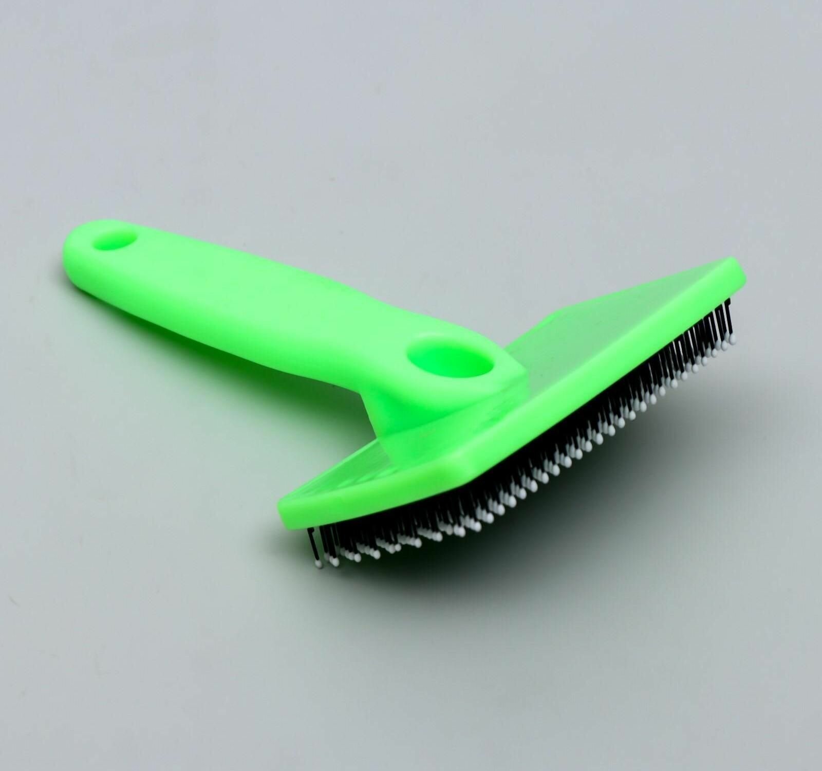 Пуходерка пластиковая мягкая с закругленными зубьями, средняя, 9 х 15,5 см, зелёная - фотография № 11