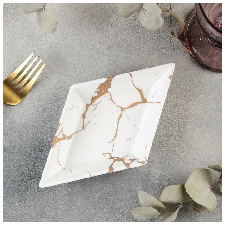 фото Блюдо фигурное "Аура", 18.8x11x2.5 см, цвет бело-золотой