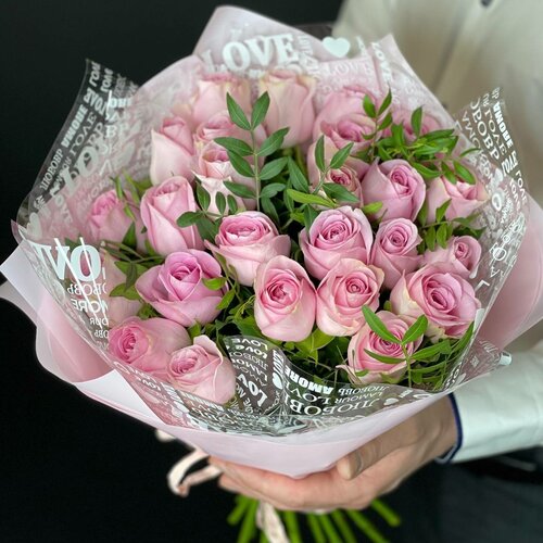 25 нежно-розовых роз зеленью